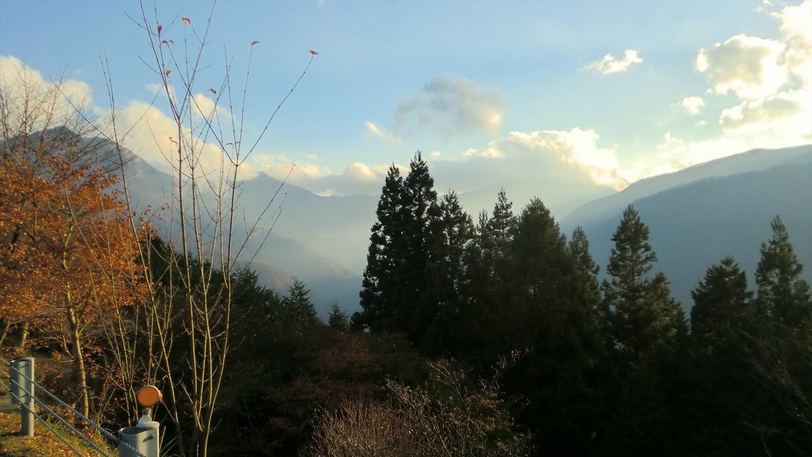 三峯神社の駐車場から見える雲取山