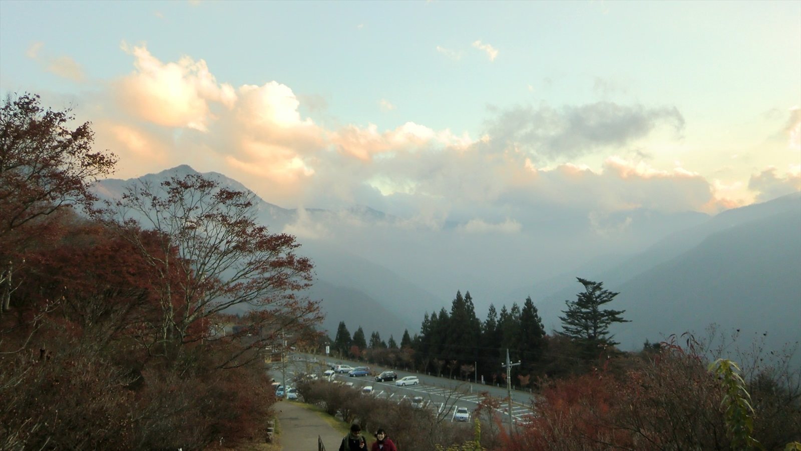 三峯神社の参道から見える雲取山
