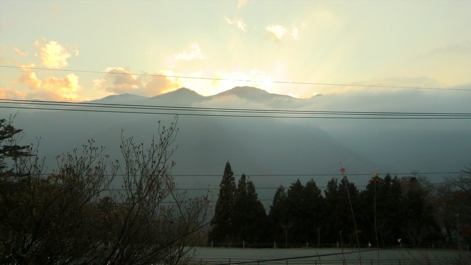 三峯神社の参道から見える白石山